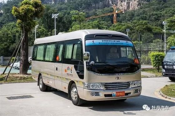 China 10-18 asientos Turista Isuzu Coaster Mini Bus Equipaje Transporte Ciudad proveedor